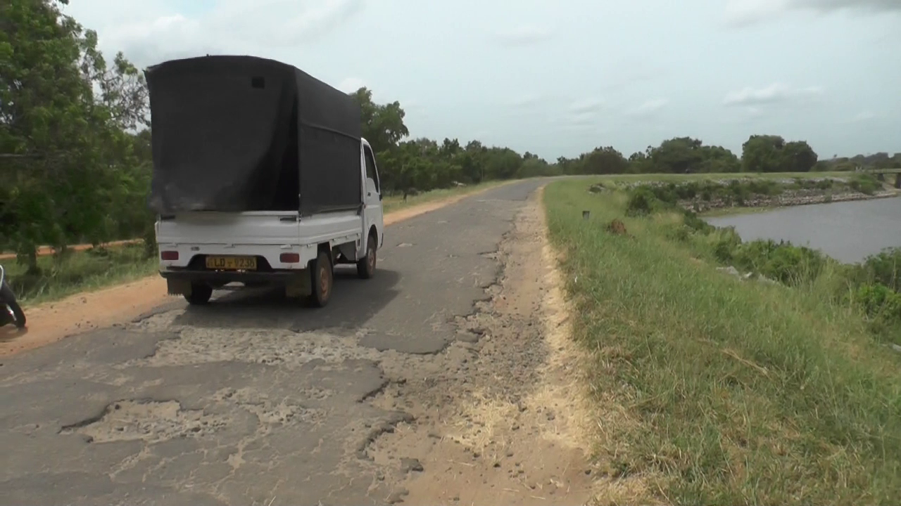 මාර්ගය අබලන් ගමනා ගමනය දැඩි අසීරුයි