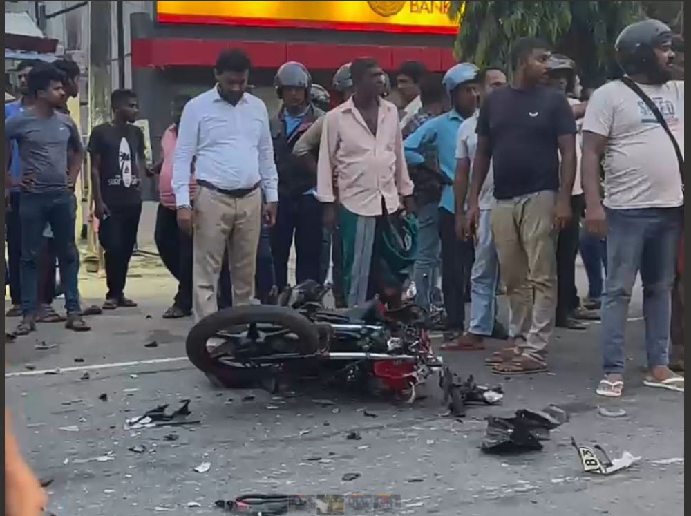 යතුරු පැදියක් සහ ලොරි රථයක් එකිනෙක ගැටෙයි යතුරු පැදියක් සහ ලොරි රථයක් එකිනෙක ගැටෙයි