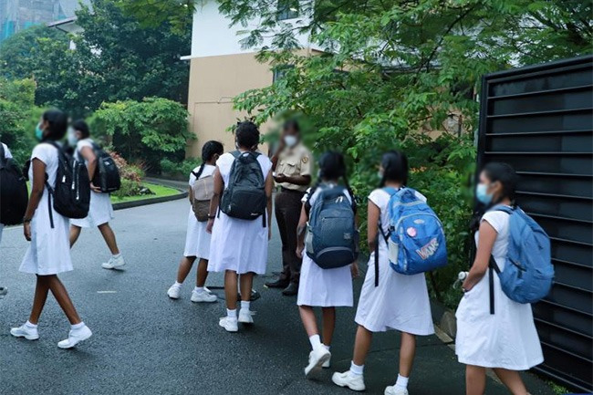 හෙට සුපුරුදු පරිදි පාසල් පැවැත්වෙන බවට නිවේදනයක්