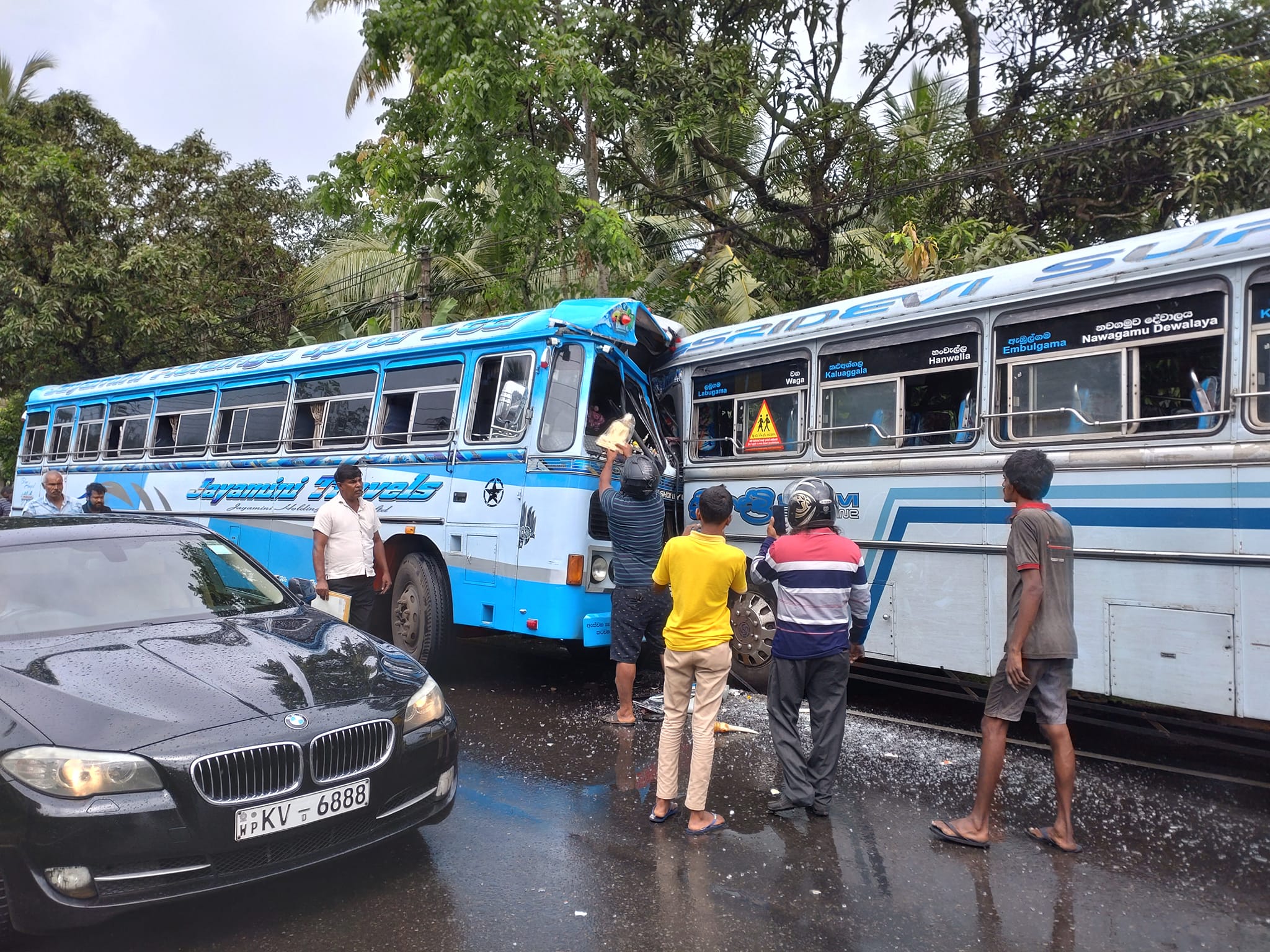 රනාලේ බස් අනතුරක් -පාසල් ළමුන් 30කට තුවාල- රනාලේ බස් අනතුරක් -පාසල් ළමුන් 30කට තුවාල-