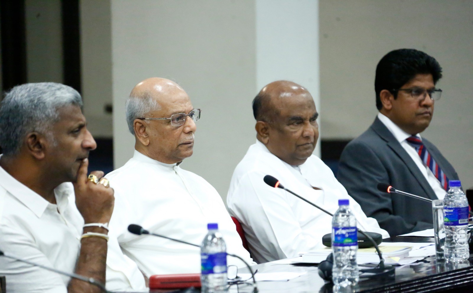 විදේශ ණය ප්‍රතිව්‍යුහගත කිරීමේ ගිවිසුම් ක්‍රියාත්මක කිරීම සඳහා වූ යෝජනා සම්මත කිරීම ලබන සතියේ