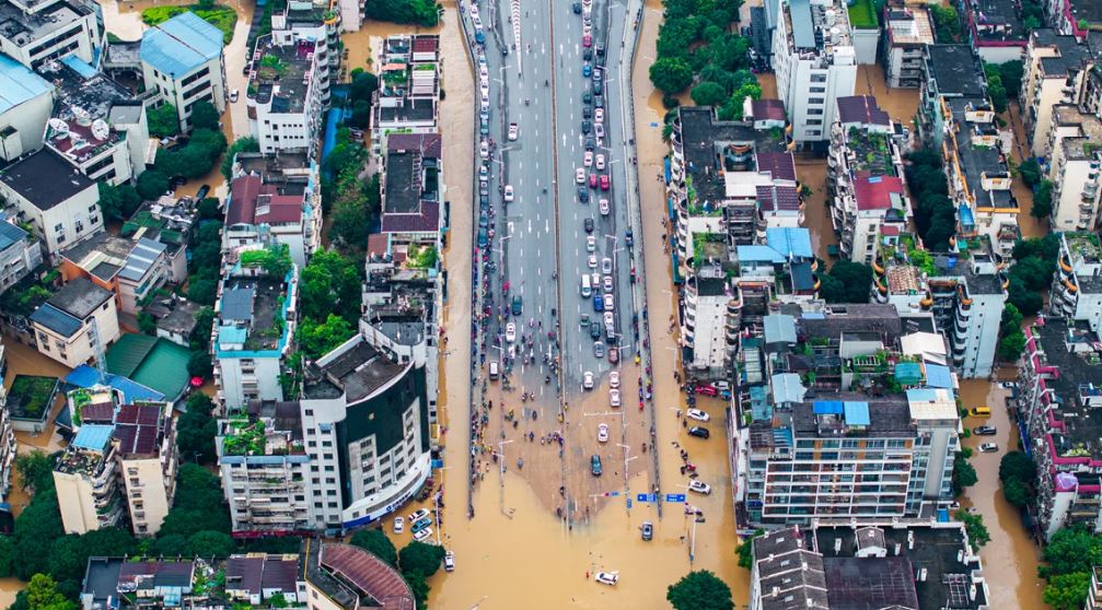 චීනයට බලපෑ ගංවතුරෙන් දහස් ගණනකට පීඩා