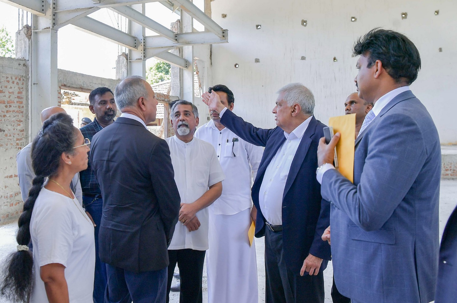 මඩකලපුව සියොන් දේවස්ථානයේ ප්රතිසංස්කරණ කටයුතු සොයා බලන්න ගිය ජනපති මඩකලපුව සියොන් දේවස්ථානයේ ප්රතිසංස්කරණ කටයුතු සොයා බලන්න ගිය ජනපති