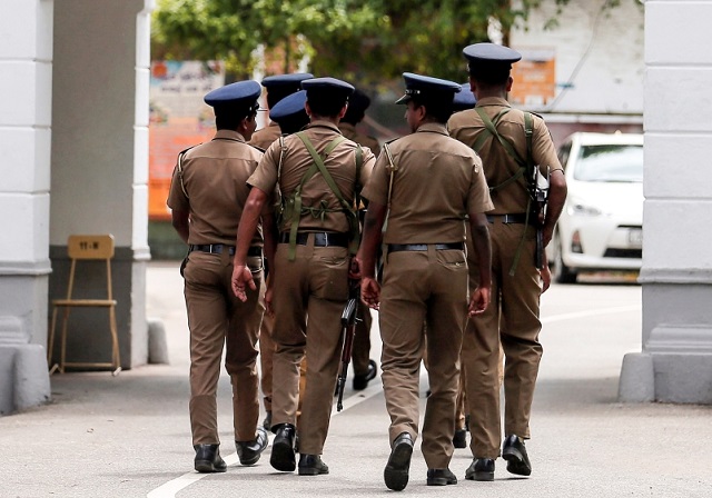 විහාරස්ථානවල ආරක්ෂාවට පොලිසියේ 50,000ක් අද රාජකාරියේ විහාරස්ථානවල ආරක්ෂාවට පොලිසියේ 50,000ක් අද රාජකාරියේ
