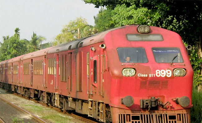 දුම්රිය නියාමක බිමට වැටිලා -ප්‍රධාන මාර්ගයේ දුම්රිය ප්‍රමාදයක්
