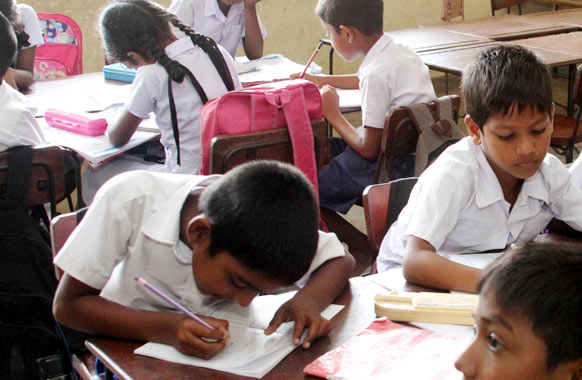 පළමු ශ්රේණියට ළමුන් ඇතුළත් කරගැනීමේ චක්රලේඛය සංශෝධනය කරයි පළමු ශ්රේණියට ළමුන් ඇතුළත් කරගැනීමේ චක්රලේඛය සංශෝධනය කරයි