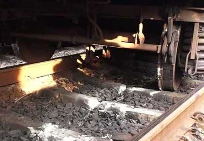 උඩරට මාර්ගයේ දුම්රියක් පීලි පනියි – රාත්‍රී තැපැල් දුම්රිය අවලංගු කෙරේ