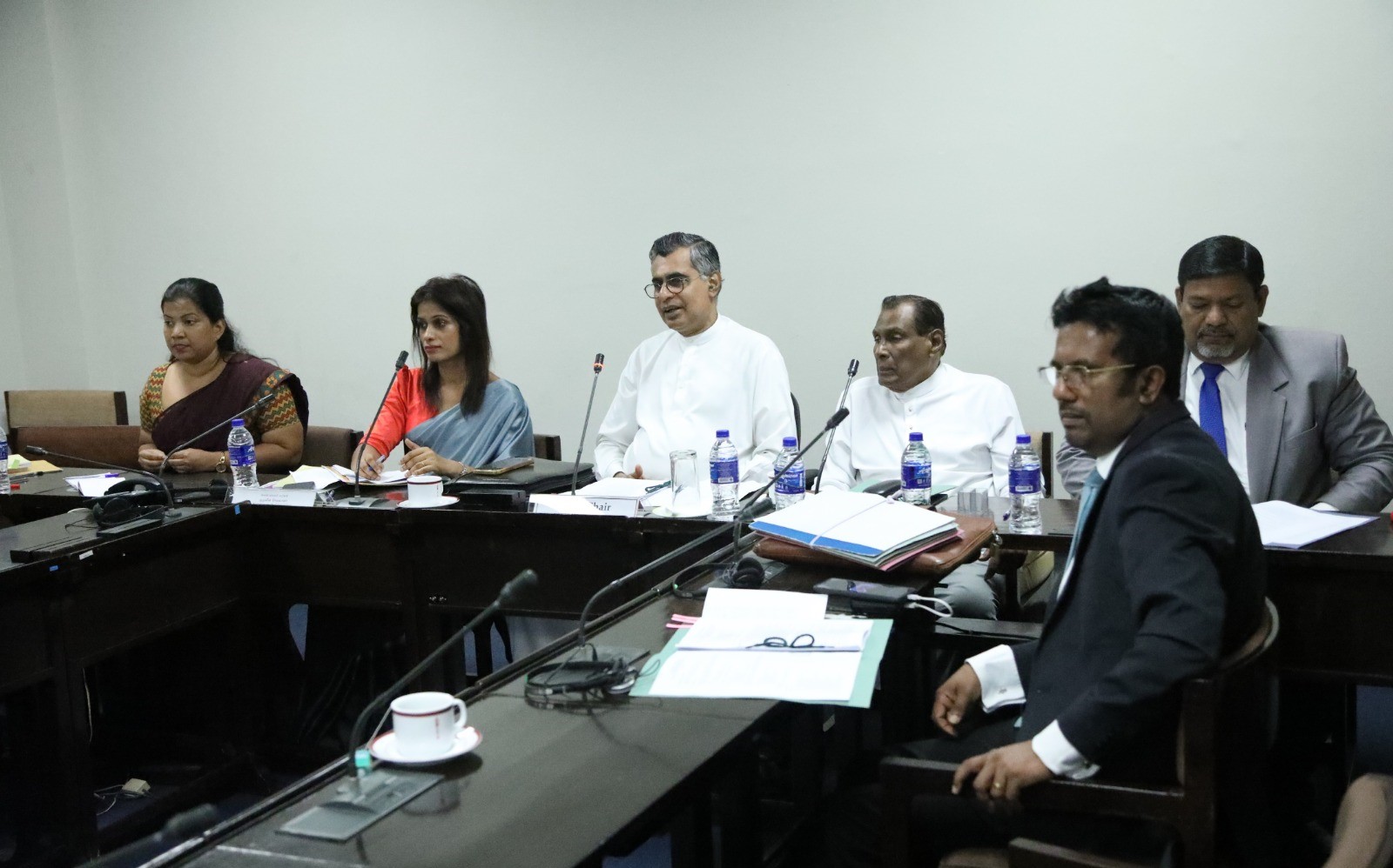 හිඟ බදු අය කර ගන්නැයි කළ නිර්දේශය සුරාබදු දෙපාර්තමේන්තුව පැහැර හැරීම ගැන පාර්ලිමේන්තු කාරක සභාවේ දැඩි අප්‍රසාදය