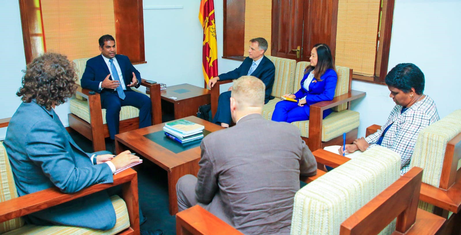 අමෙරිකානු තානාපති කාර්යාලයේ නියෝජිතයන් සහ විදුලිබල හා බලශක්ති අමාත්යවරයා අතර හමුවක් අමෙරිකානු තානාපති කාර්යාලයේ නියෝජිතයන් සහ විදුලිබල හා බලශක්ති අමාත්යවරයා අතර හමුවක්