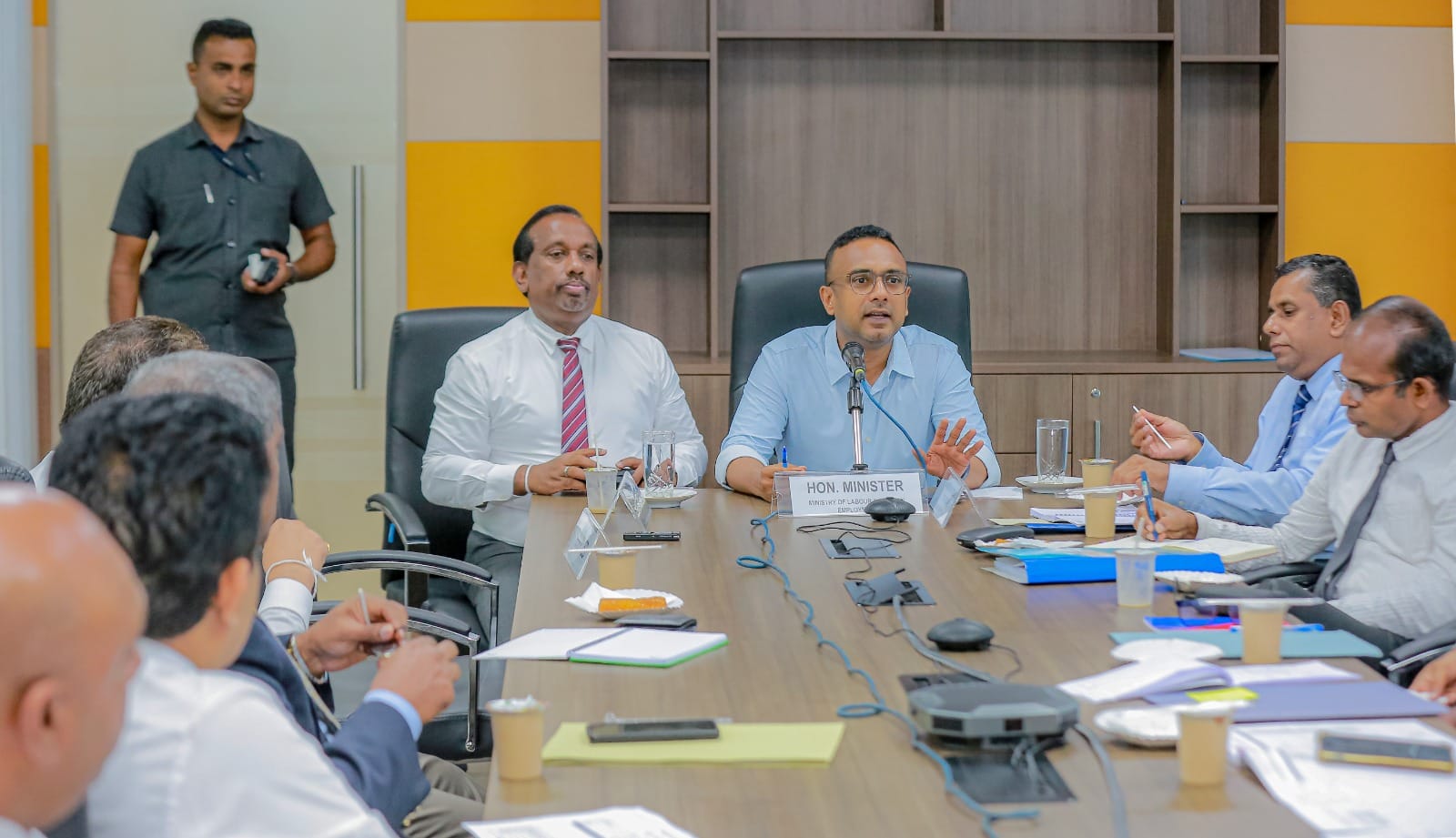 වතු කම්කරු මූලික වැටුපට වතු හිමියන්ගේ එකඟතාවය වතු කම්කරු මූලික වැටුපට වතු හිමියන්ගේ එකඟතාවය