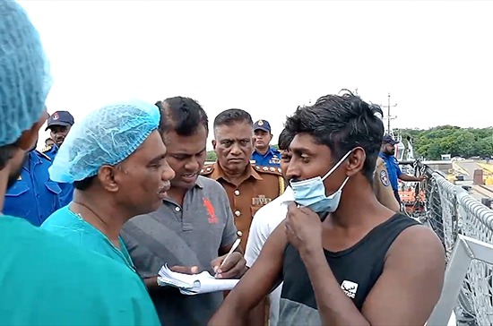 ගොඩබිමට රැගෙන ආ දිවි බේරාගත් ධීවරයා ගොඩබිමට රැගෙන ආ දිවි බේරාගත් ධීවරයා