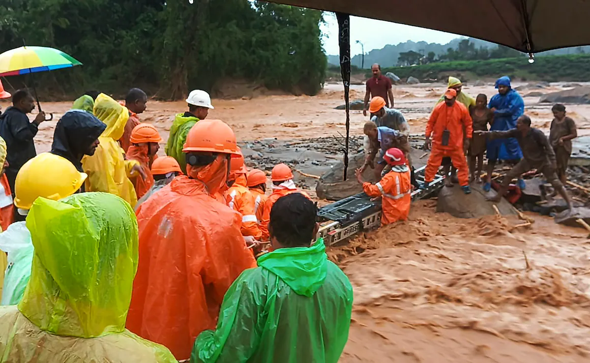 කේරළයේ සිදුවූ නායයාමකින් විශාල පිරිසක් මිය යයි