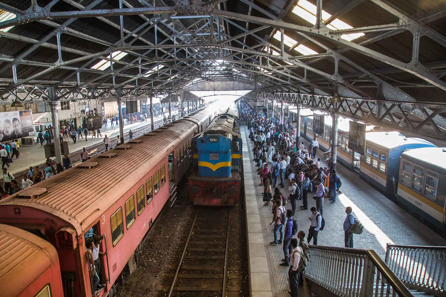 ස්ථානාධිපතිවරුන්ගේ වර්ජනය නිසා දුම්රිය ගමන් රැසක් අඩාලයි (VEDIO)