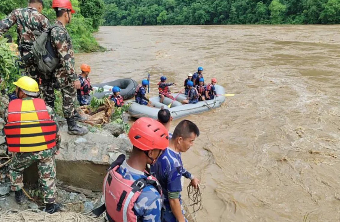 නේපාලයේ බස් දෙකක් ගඟකට වැටී 60කට වැඩි පිරිසක් අතුරුදන්