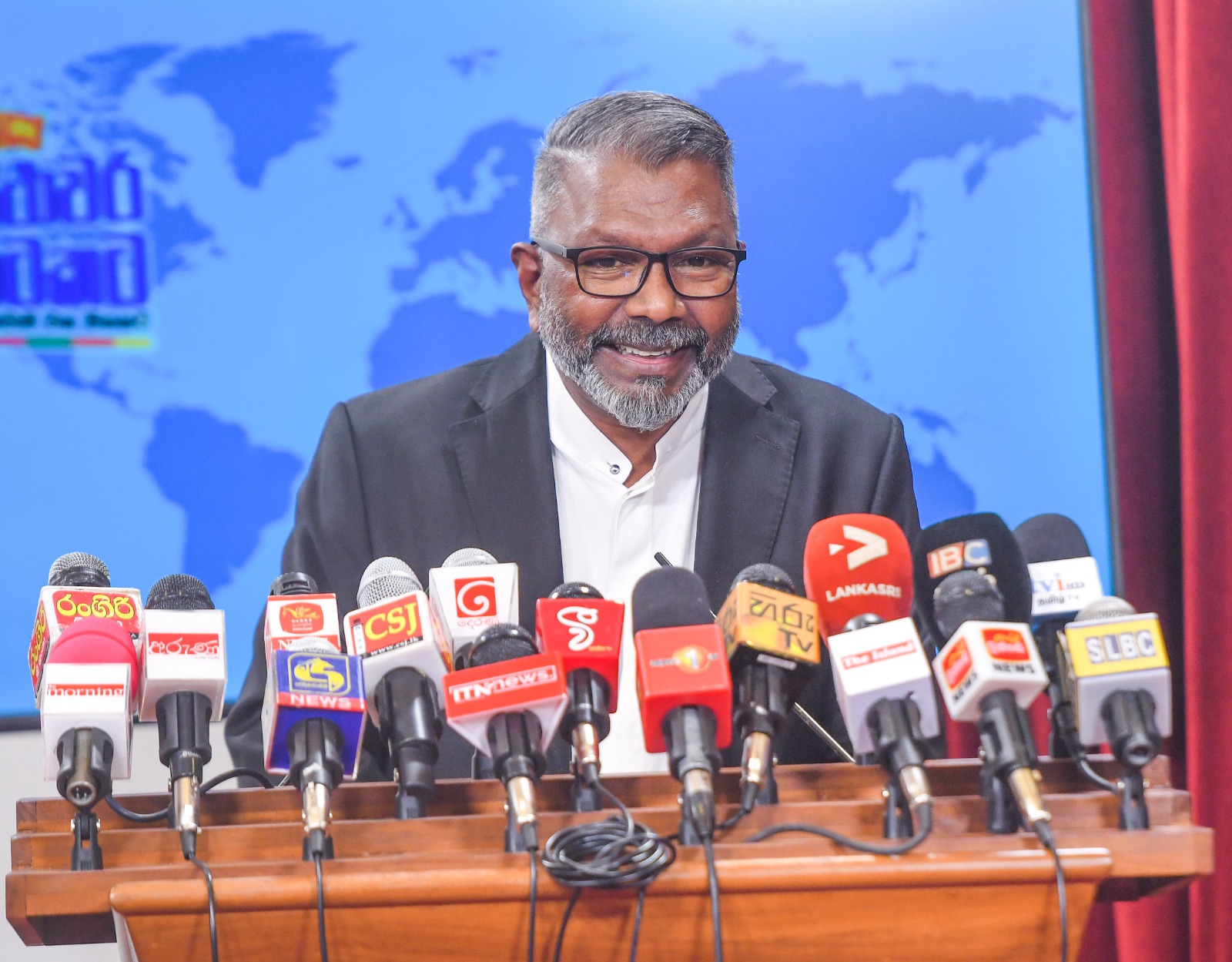 තරුණ ජීවිත ව්යාකූල නොකොට සේවයට පැමිණෙන්න උසස් අධ්යාපන රාජ්ය ඇමතිගෙන් විශ්වවිද්යාල අනධ්යන සේවකයන්ගෙන් ඉල්ලයි තරුණ ජීවිත ව්යාකූල නොකොට සේවයට පැමිණෙන්න උසස් අධ්යාපන රාජ්ය ඇමතිගෙන් විශ්වවිද්යාල අනධ්යන සේවකයන්ගෙන් ඉල්ලයි