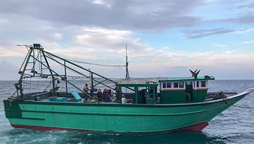 ඉන්දීය ධීවරයින් 25 දෙනෙකු නාවික හමුදා අත්අඩංගුවට ඉන්දීය ධීවරයින් 25 දෙනෙකු නාවික හමුදා අත්අඩංගුවට
