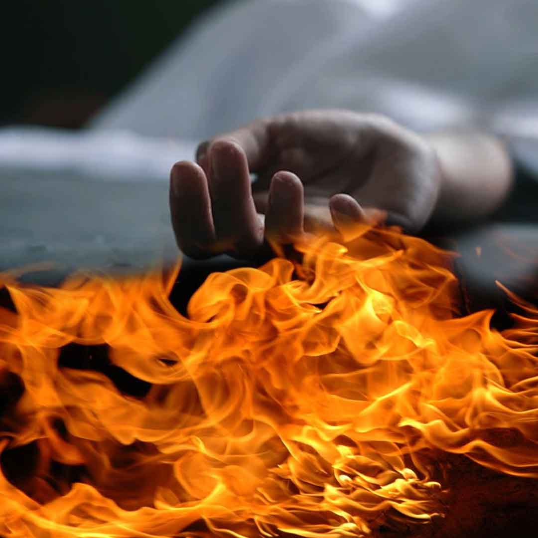 ඇවිලුණු ගින්න නිවන්න ගිය ගෙහිමියා විදුලි සැරෙන් මරුට