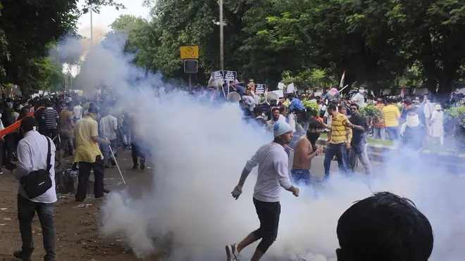 ඉන්දියාවේ වෛද්‍යවරියක් දූෂණය කර ඝාතනය කිරීමේ සිද්ධියට එරෙහි විරෝධතාවයේ නිරතවූවන්ට පොලිසියෙන් ප්‍රහාර