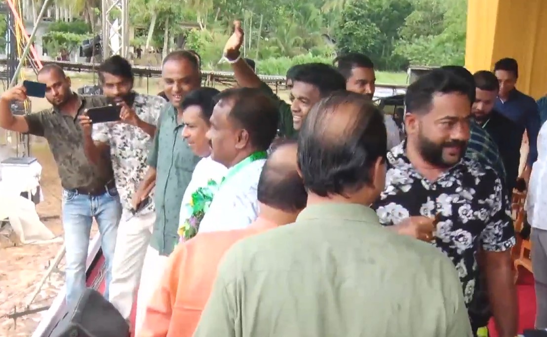 පොහොට්ටු ප්‍රබලයෙක් අකුරැස්සෙන් සජබ වේදිකාවට