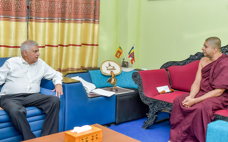 යාපනය ශ්‍රී නාග විහාරයේ ආගමික වතාවත්වලට එක්වූ ජනපති