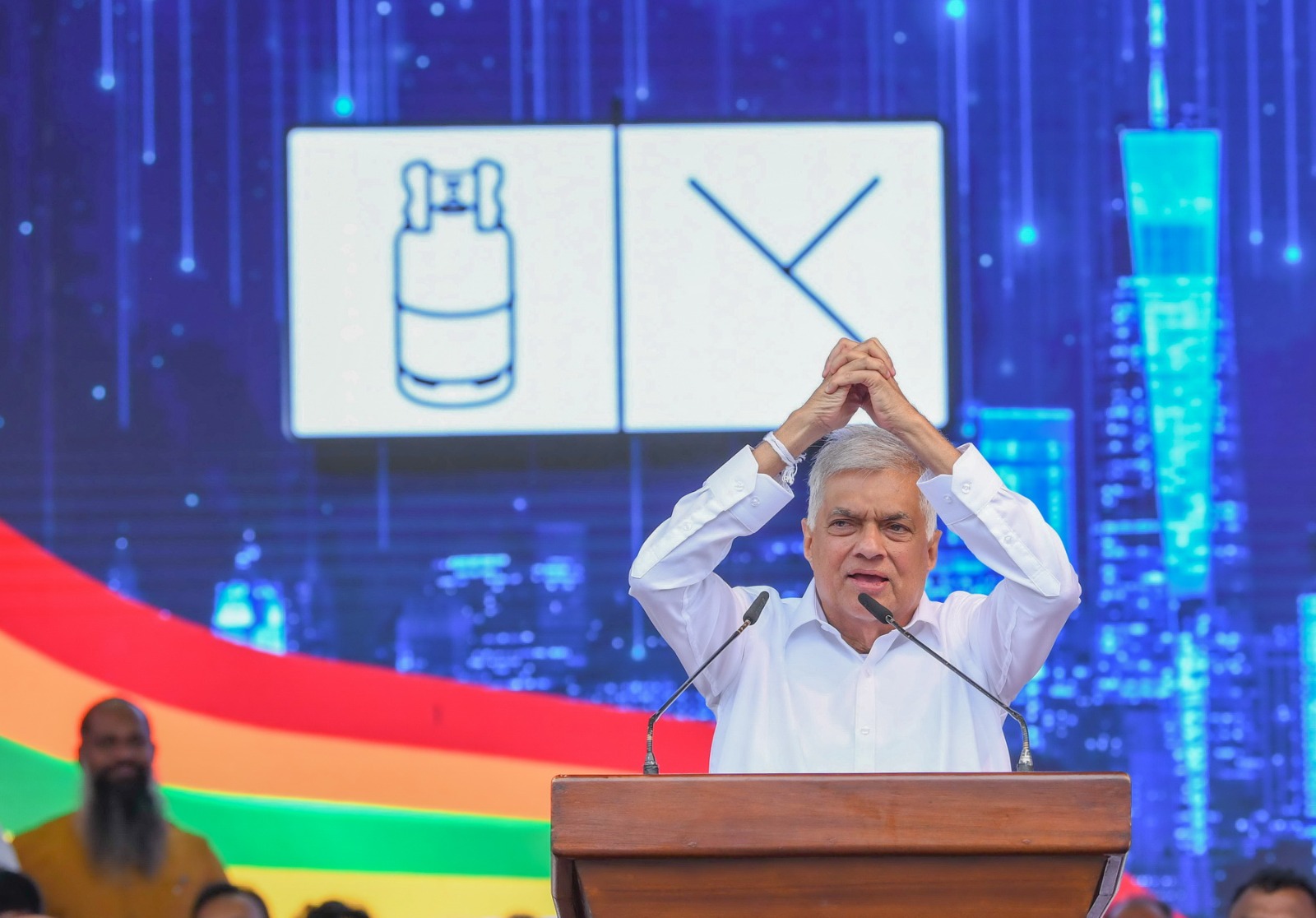 ලබන වසරේ රාජ්‍ය සේවකයින්ට රු. 25,000ක දීමනාවක්