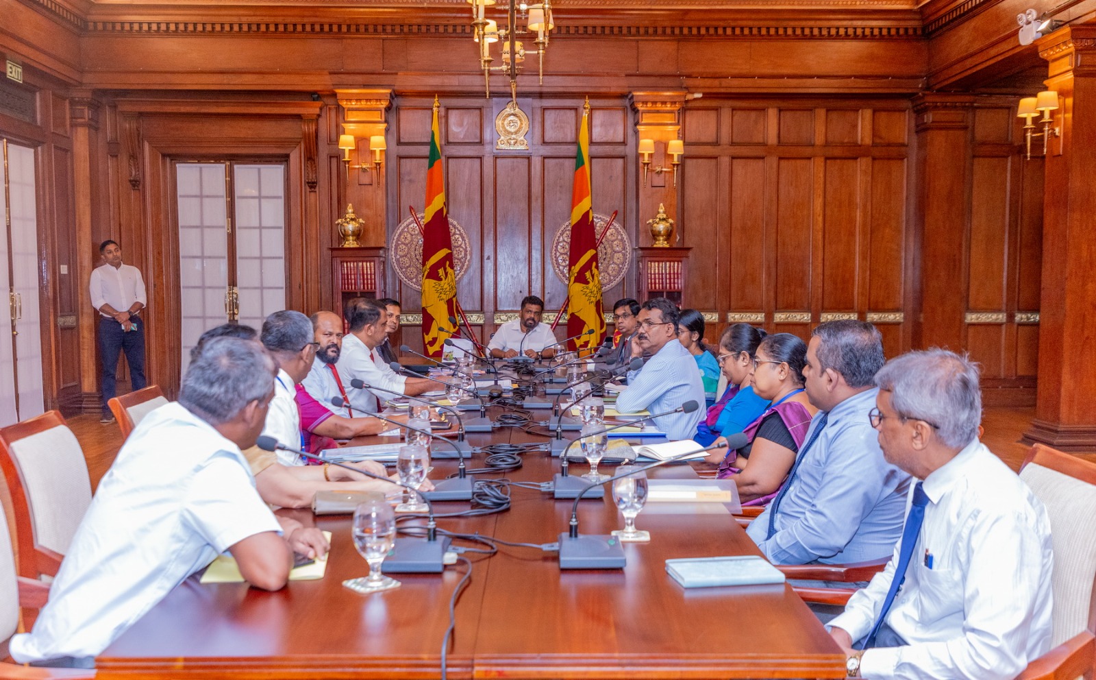 පරිභෝජනයට ප්‍රමාණවත් ඉන්ධන සංචිතයක් මෙරට පවතිනවා -නිලධාරීන් ජනපති දැනුවත් කරයි-