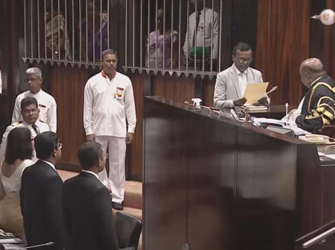 පාර්ලිමේන්තු මන්ත්‍රීවරයෙකු ලෙස දිවුරුම් දුන් කරුණාරත්න පරණවිතාන