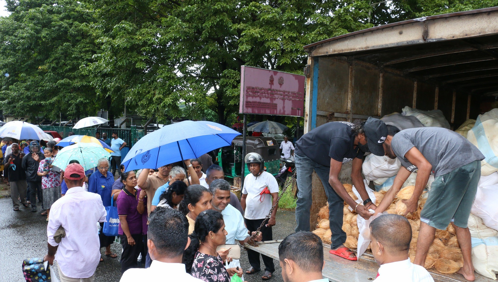 ජංගම පොල් අලෙවි කිරීම ඇරඹෙයි