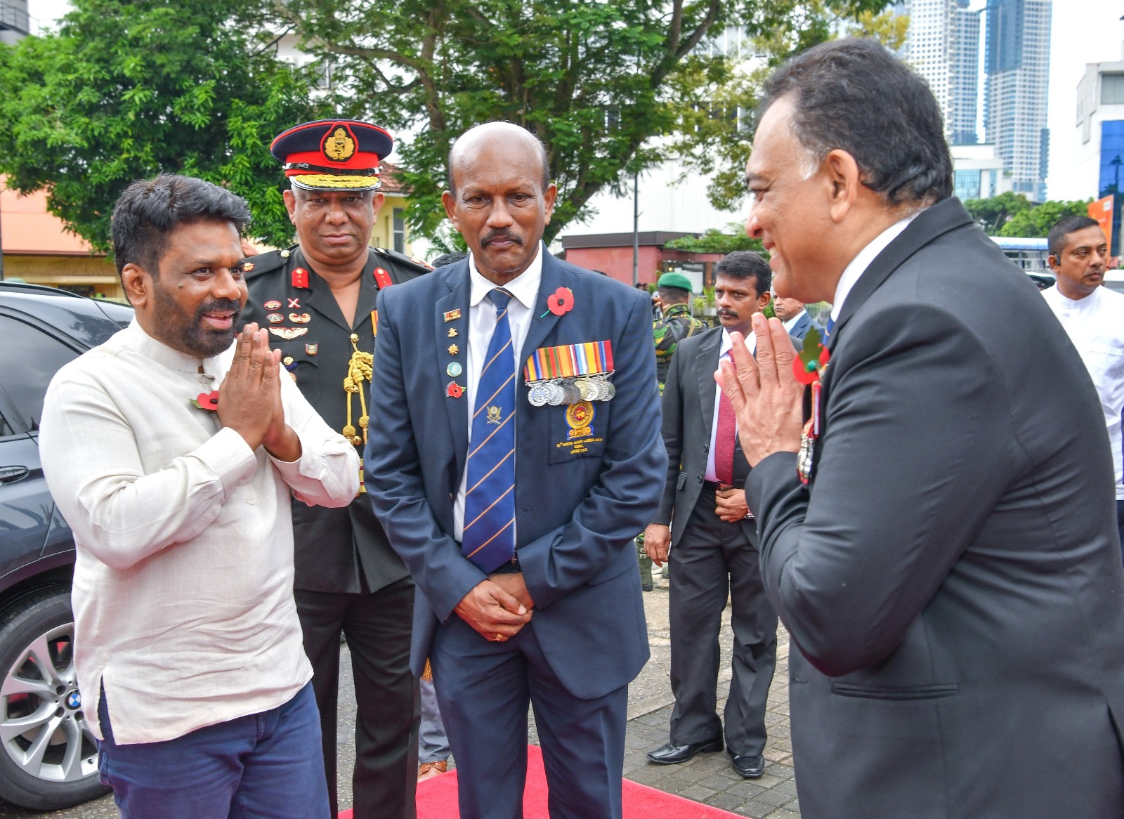 සන්නද්ධ හමුදා අනුස්මරණ දින සහ පොපි මල් සැමරුම් උත්සවයට එක්වූ ජනපති