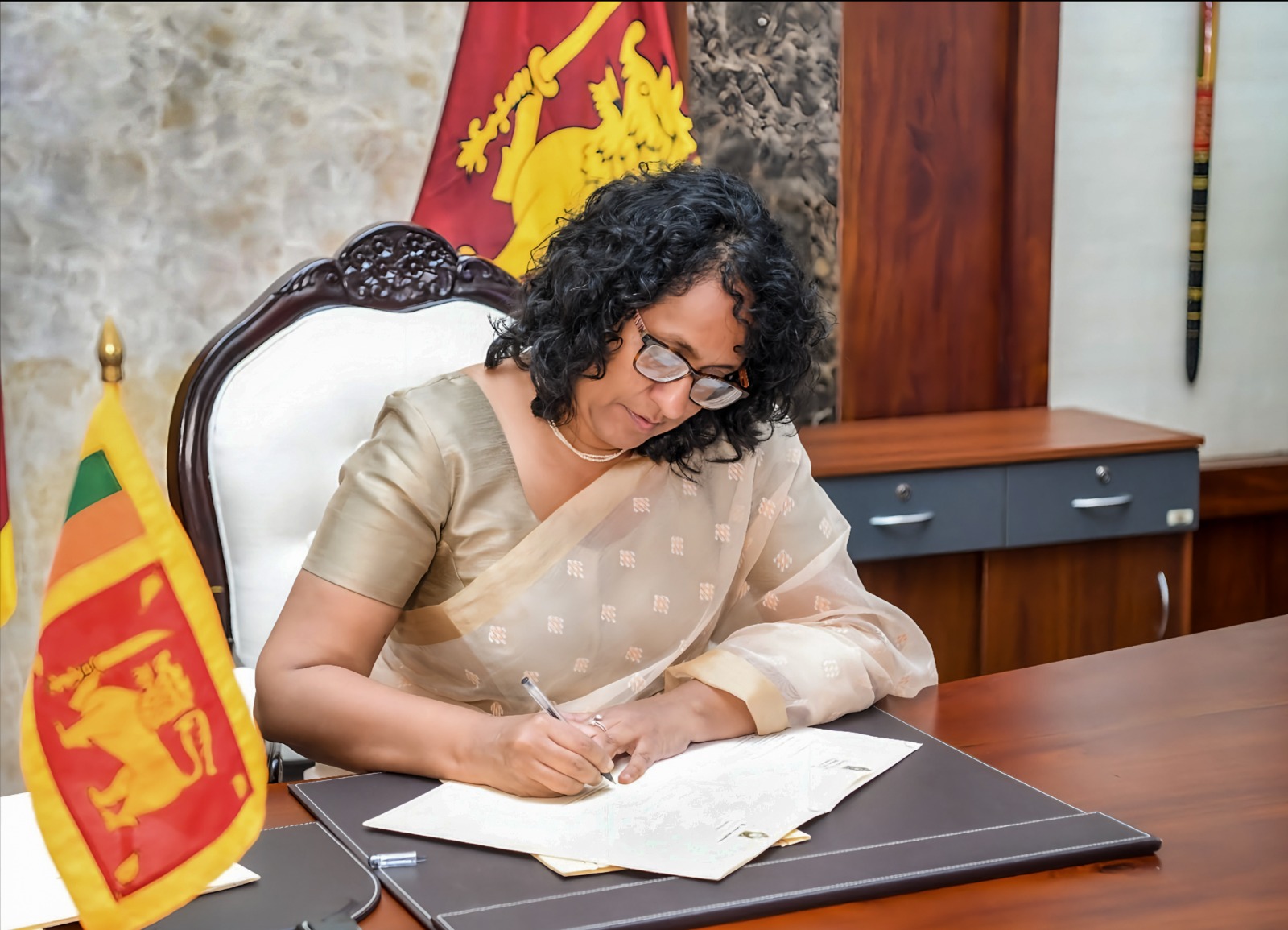 හරිනි අග්‍රාමාත්‍ය ධුරයේ වැඩ අරඹයි