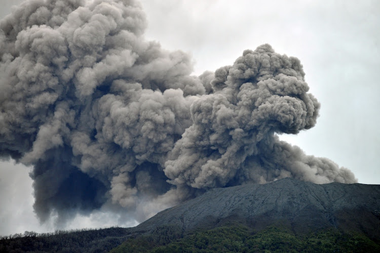 ඉන්දුනීසියාවේ ගිනි කන්දක් පුපුරයි -10 දෙනෙකු මරුට-