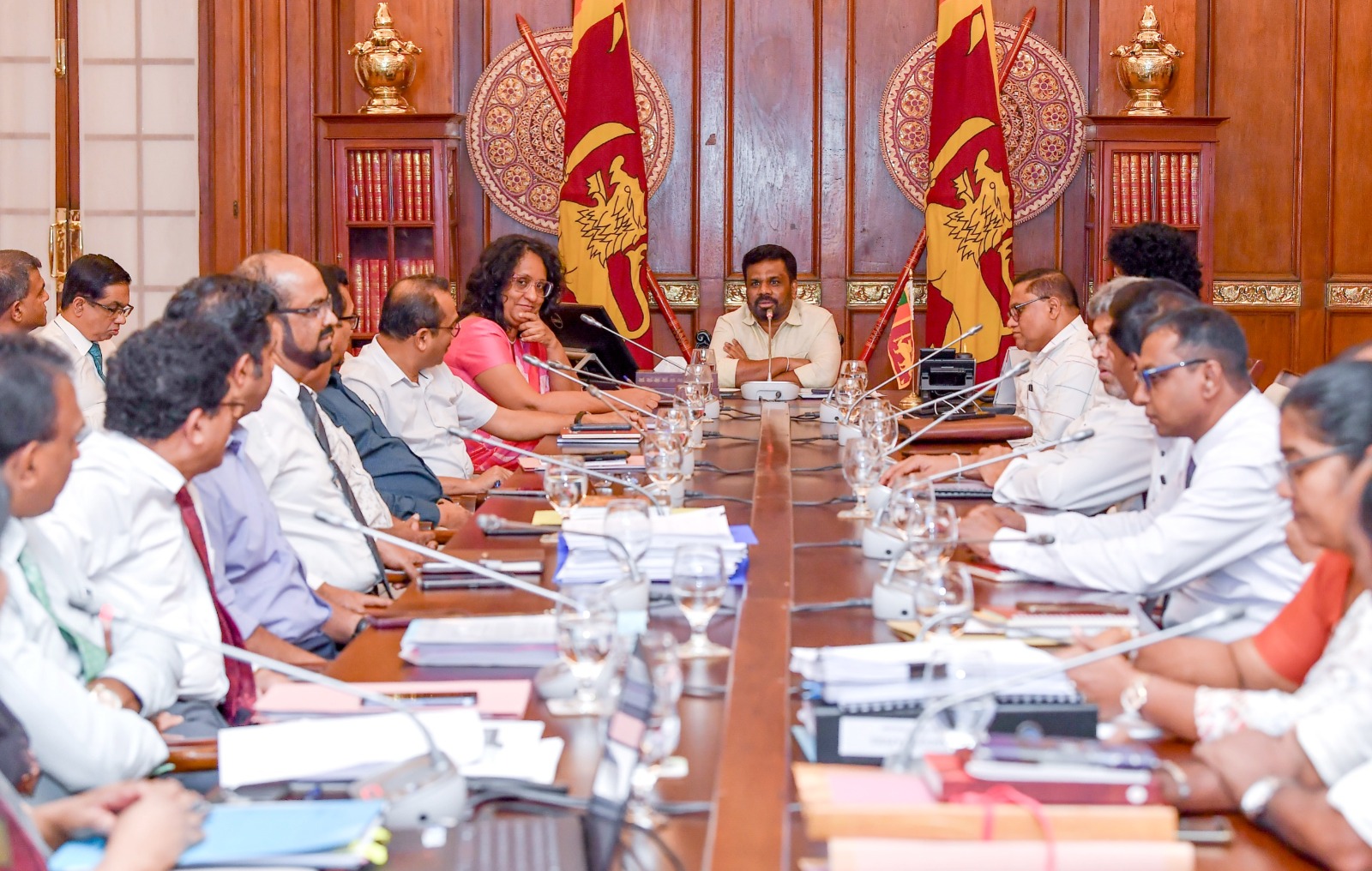 ජනාධිපති අනුර නිලධාරීන් රැසක් එක්ක කළ සාකච්ඡාව