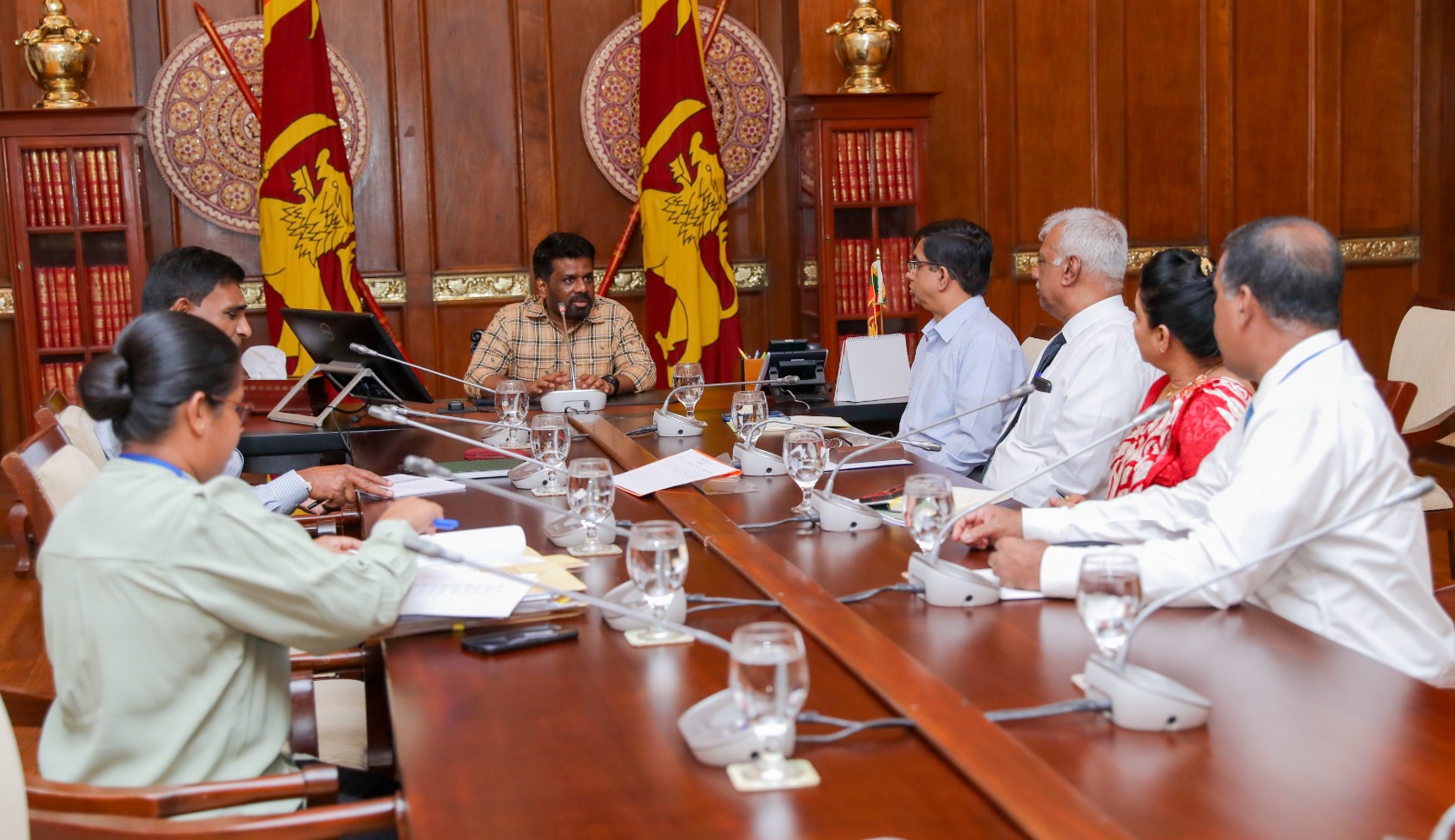 නීතිවිරෝධී ලෙස පුද්ගලයන් රටින් යාම වැළැක්වීමට ජනපතිගෙන් බලධාරීන්ට උපදෙස්