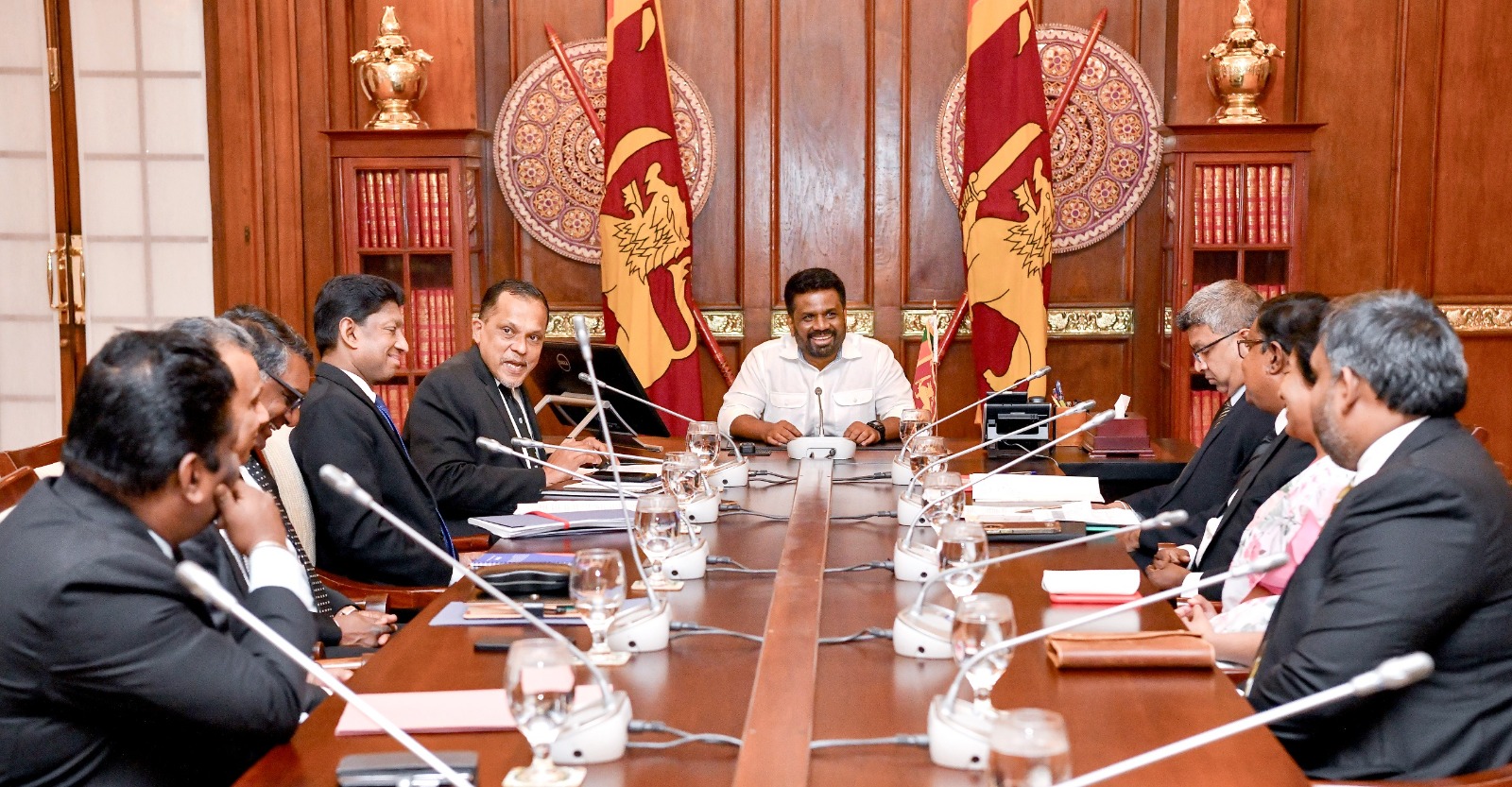 ආන්දෝලනයට තුඩු දී තිබෙන නඩු කටයුතු පිළිබඳ ජනපති සහ නීතිපති අතර සාකච්ඡාවක්