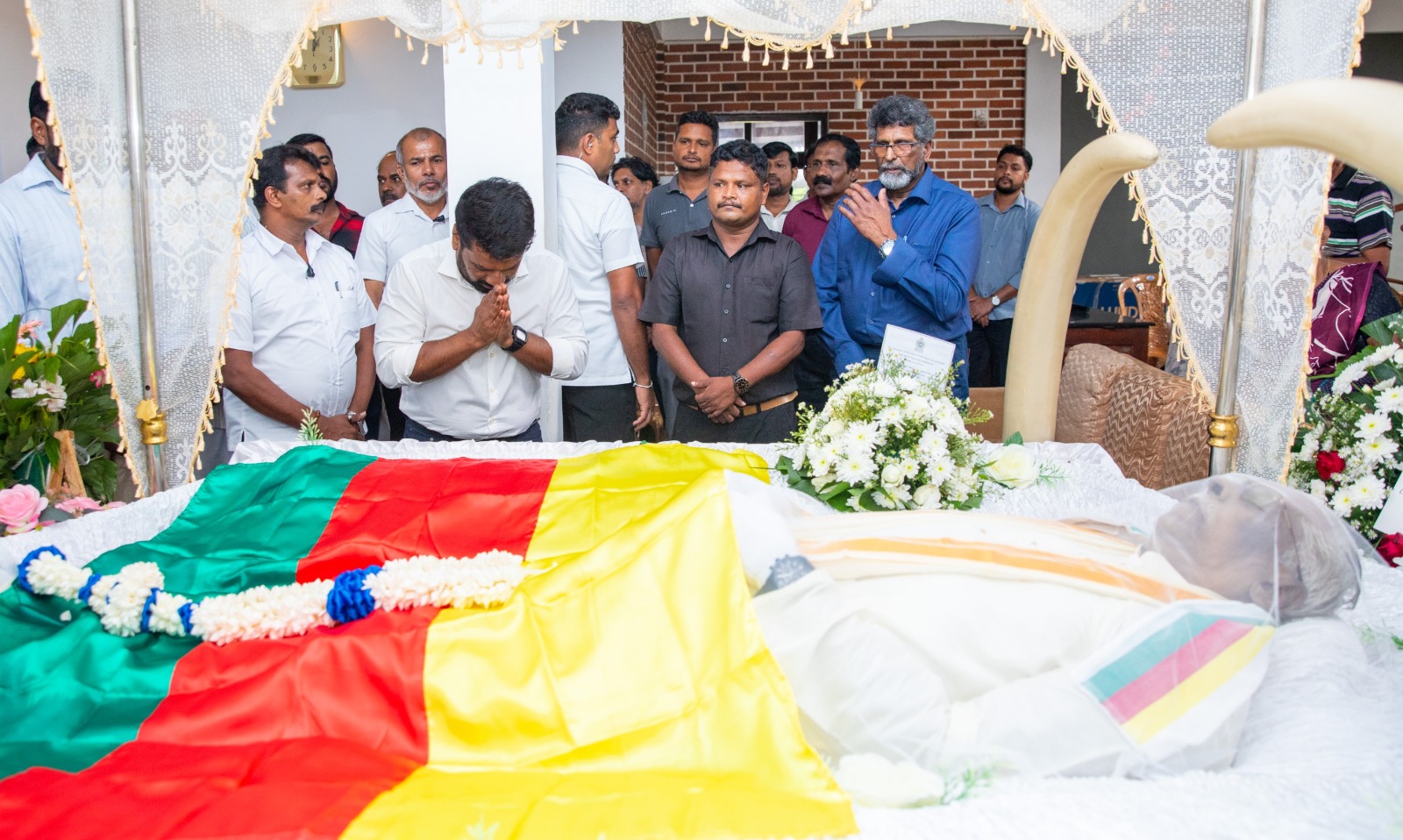 ජනපති මාවෙයි සේනාධිරාජාගේ දේහයට අවසන් ගෞරව දක්වයි