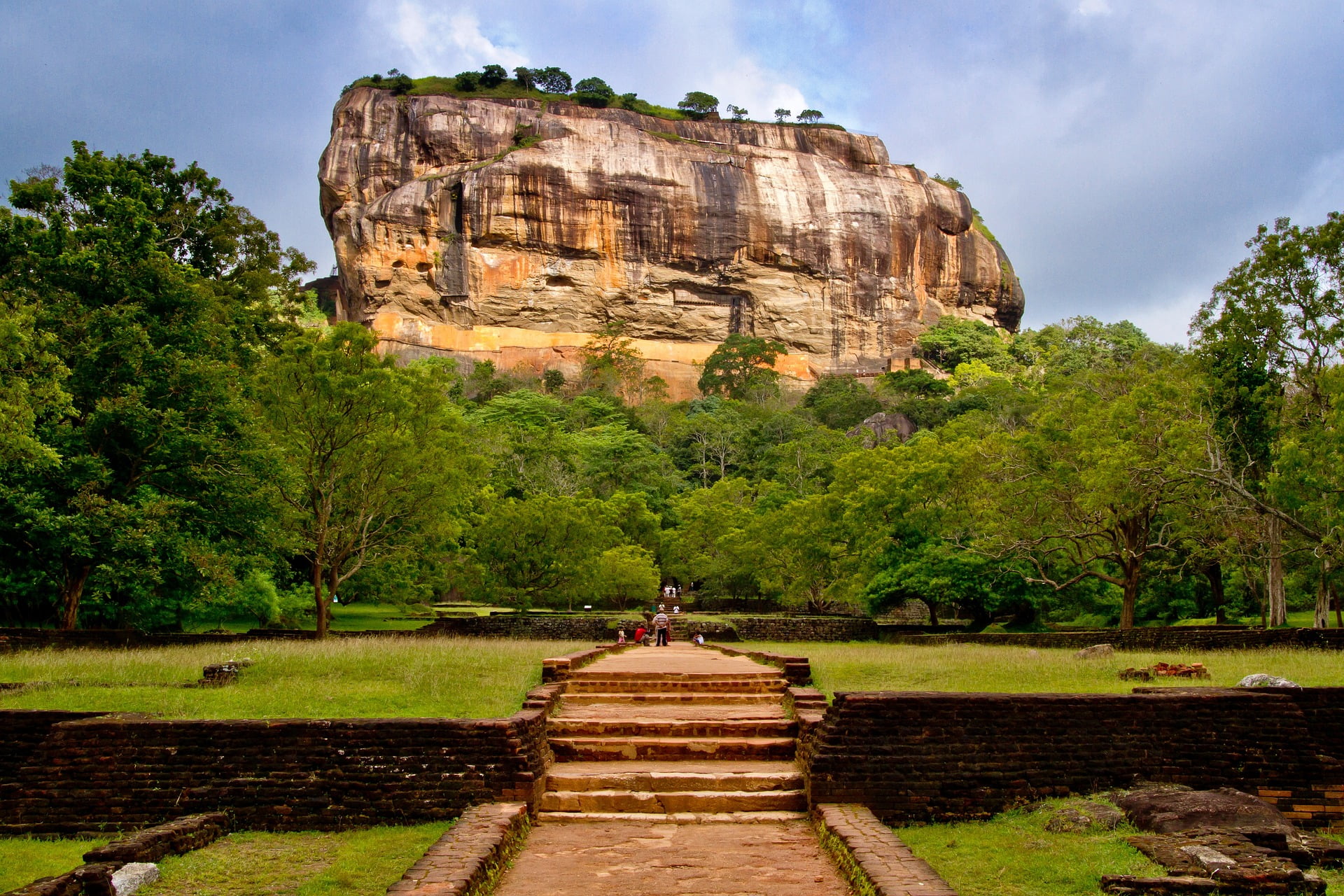 සීගිරිය රාත්‍රියට විවෘත නොමැති බවට අනාවරණයක්