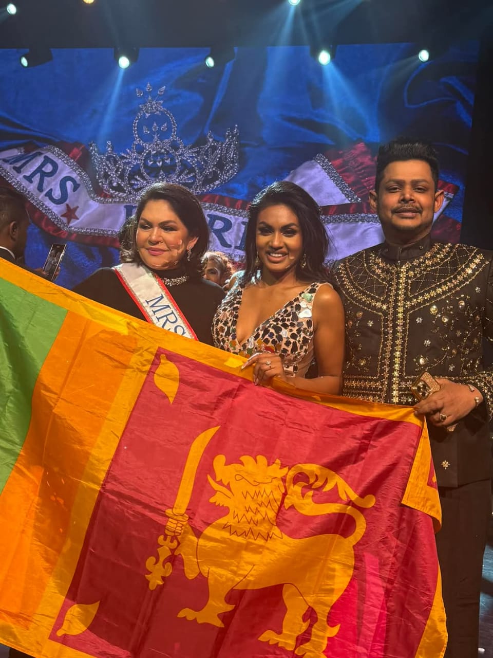 ලෝක විවාහක රූ රැජින දෙවන ස්ථානය දිනූ ඉෂාදි අමන්දා