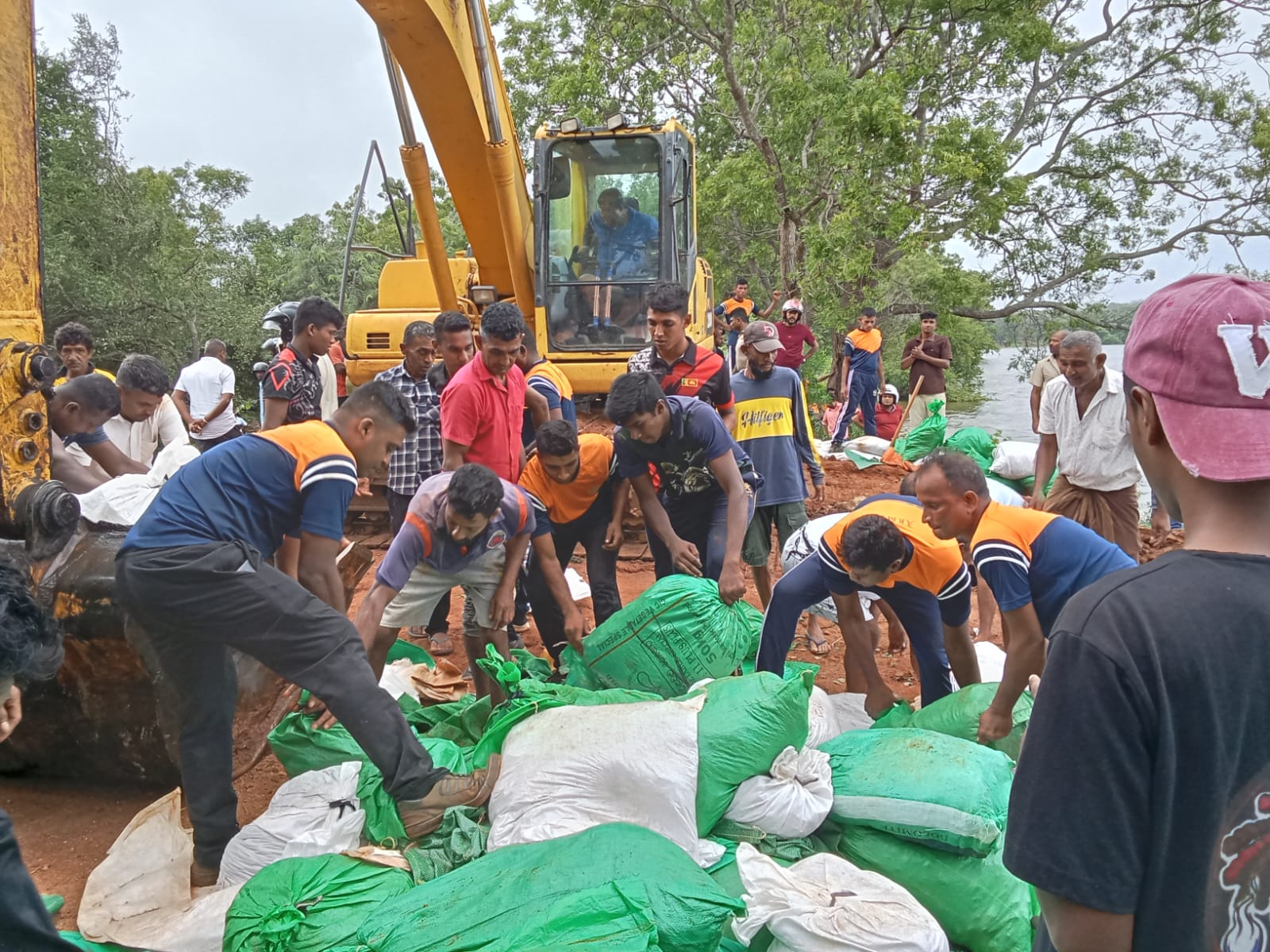 අලුත්දිවුල්වැව වැවෙහි වැව් බැම්ම ප්‍රතිසංස්කරණයට යුද හමුදා සහාය