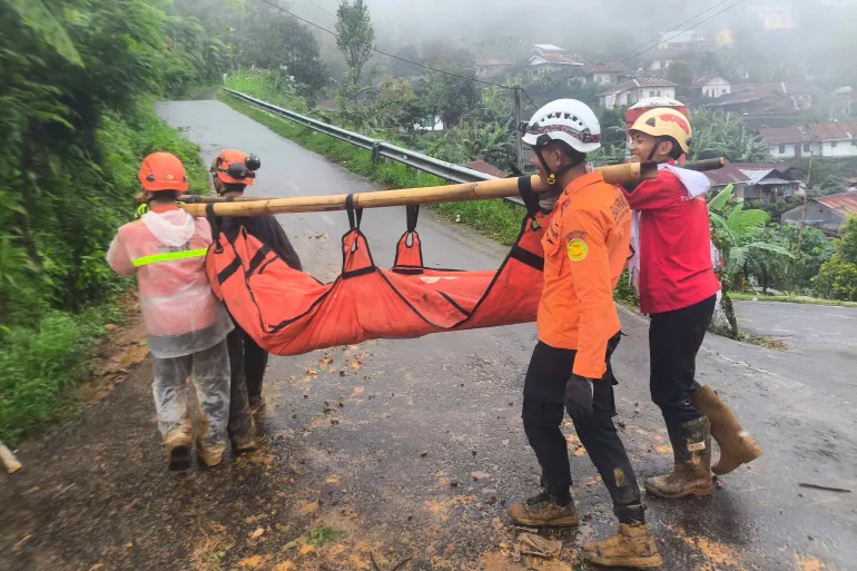 ඉන්දුනීසියාවේ නාය යාමක් -19 දෙනෙකු මරුට