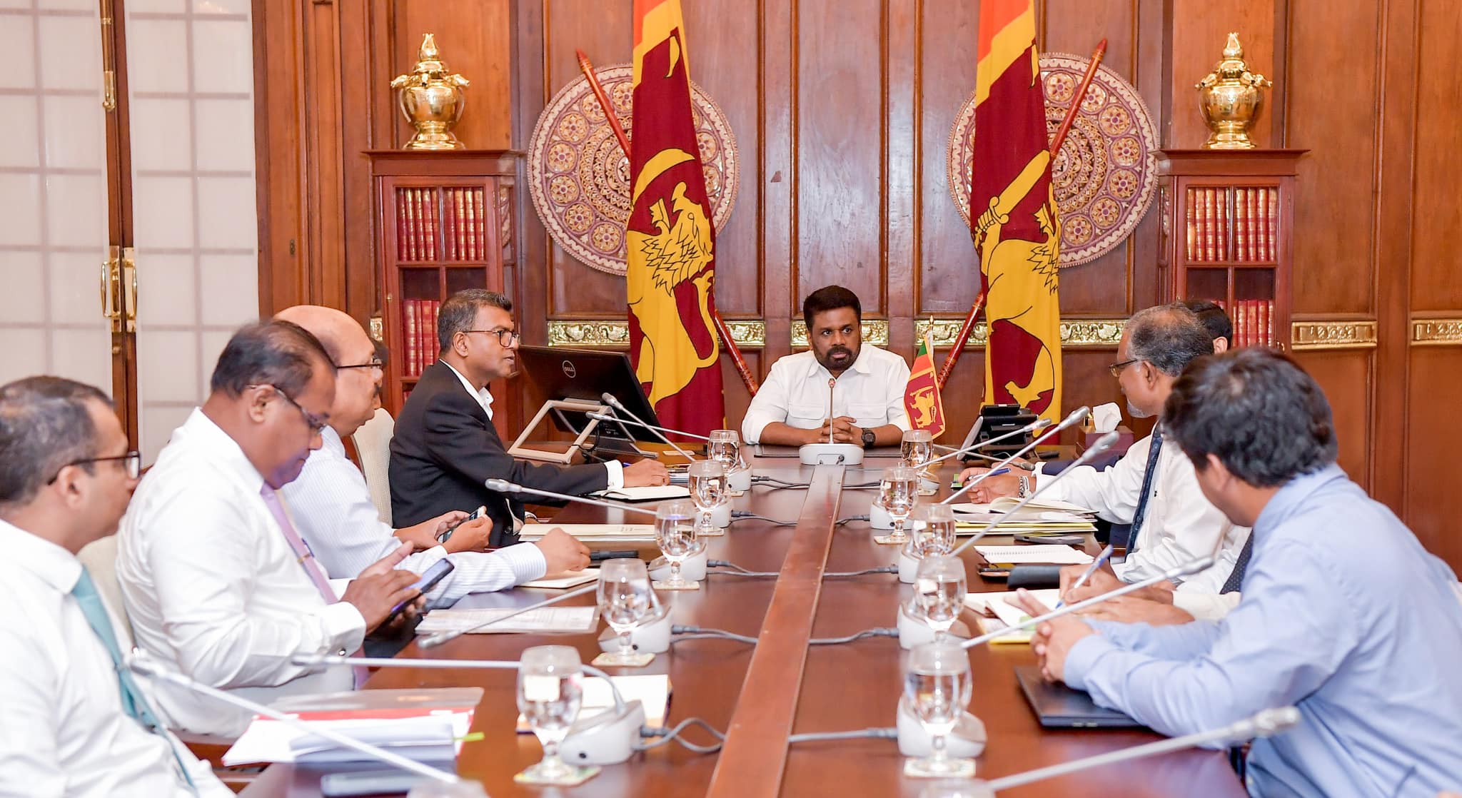 මෝටර් රථ ආනයනය සහ බදු ගැන නිලධාරීන් සමග සාකච්ඡා කළ ජනපති