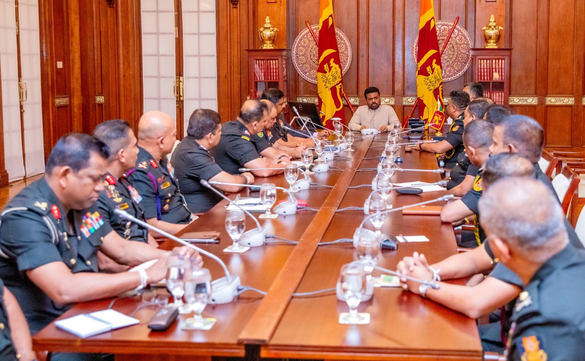 රටේ ආරක්ෂාව ගැන ජනපති සහ යුද හමුදාවේ උසස් නිලධාරීන් අතර සාකච්ඡාවක් රටේ ආරක්ෂාව ගැන ජනපති සහ යුද හමුදාවේ උසස් නිලධාරීන් අතර සාකච්ඡාවක්