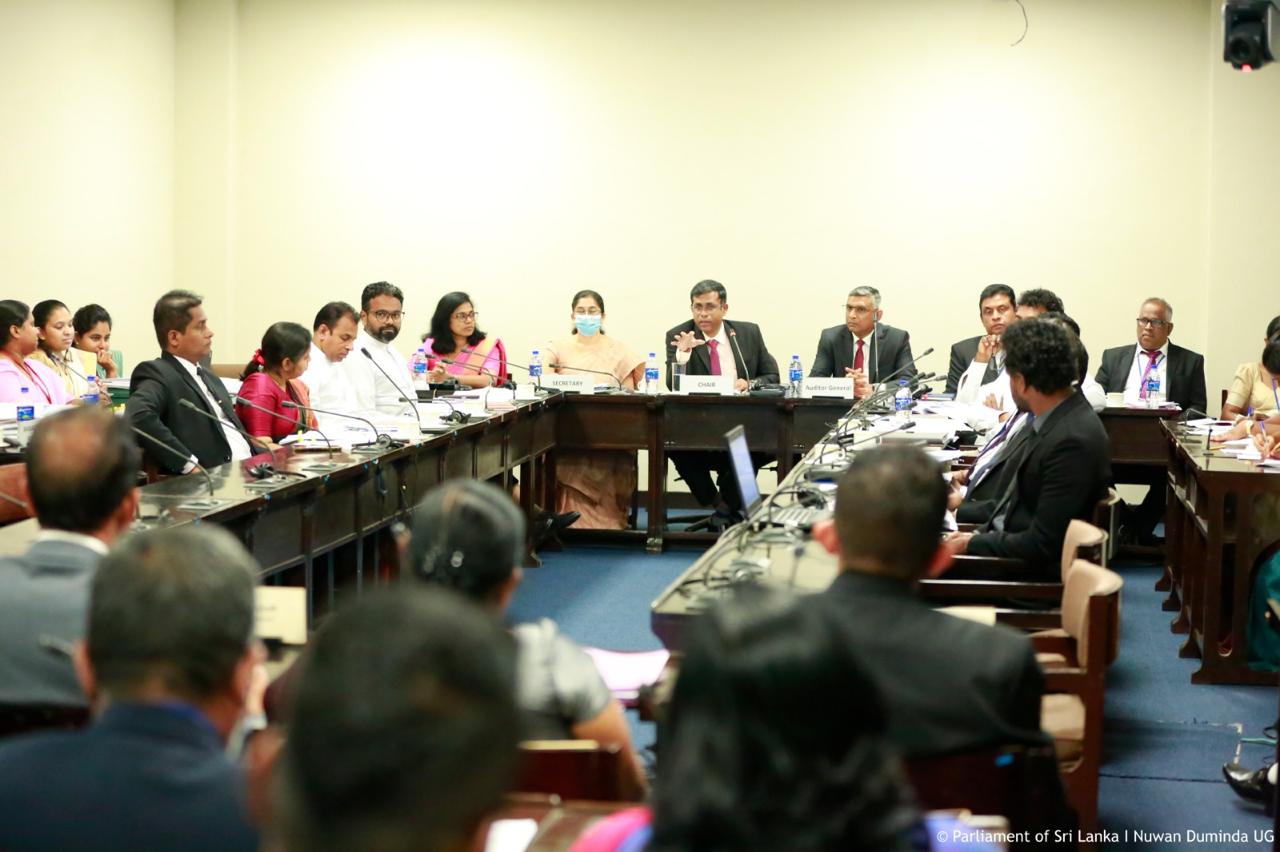 ස්මාර්ට් යූත් ප්රදර්ශනය හා සංගීත ප්රසංගවලට වැයකළ මුදල් සම්බන්ධයෙන් කෝප් කමිටුවේදී අනාවරණයක් ස්මාර්ට් යූත් ප්රදර්ශනය හා සංගීත ප්රසංගවලට වැයකළ මුදල් සම්බන්ධයෙන් කෝප් කමිටුවේදී අනාවරණයක්