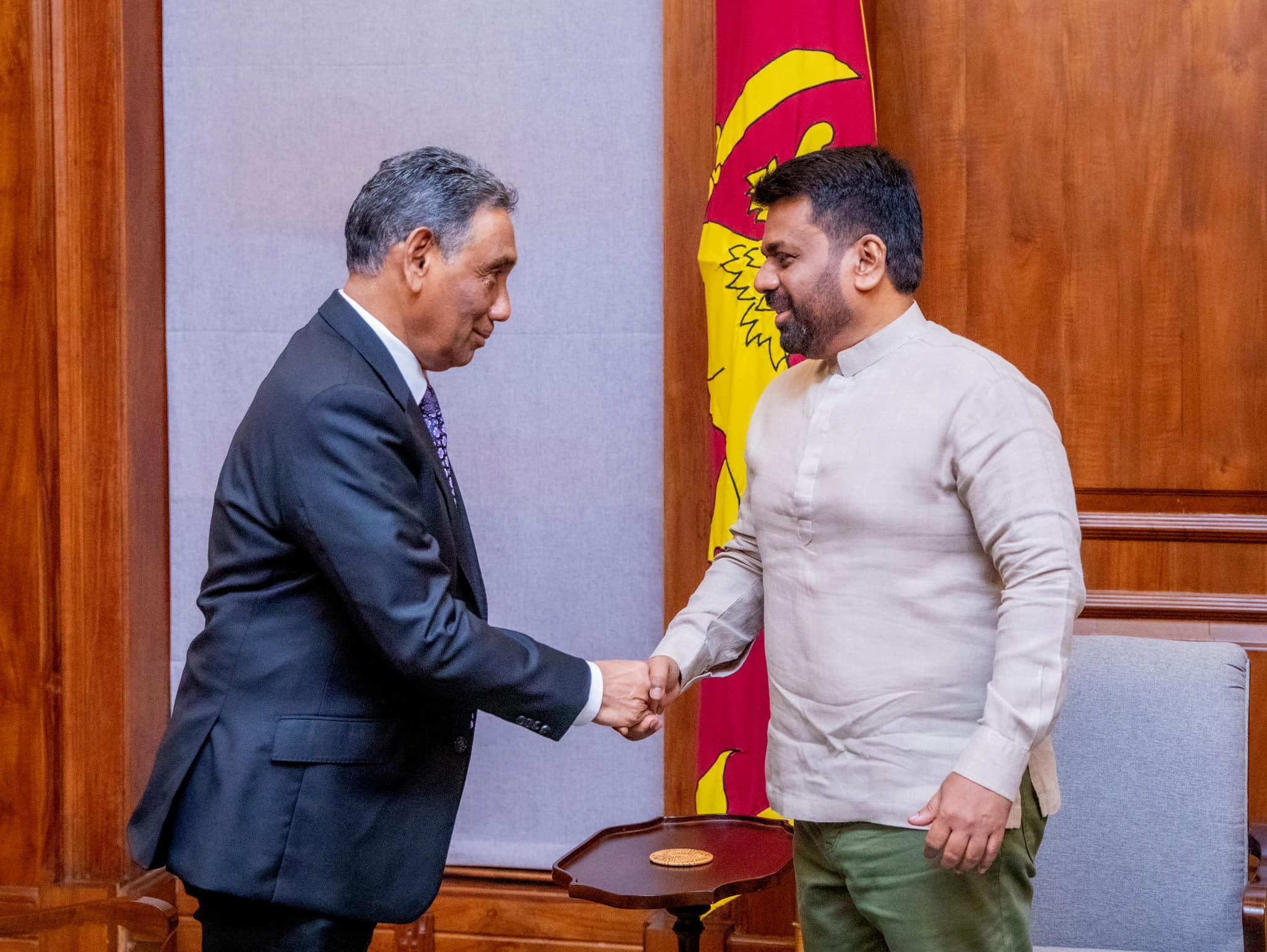 ජනපති හමුවෙන්න ආ මාලදිවයින් මහ කොමසාරිස්