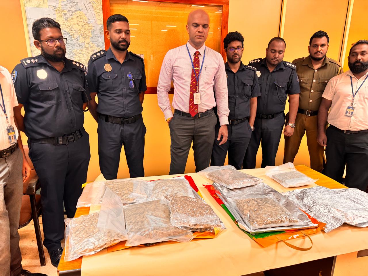 කුෂ් සමඟ කටුනායකදී ඇල්ලූ තායි ජාතිකයා කුෂ් සමඟ කටුනායකදී ඇල්ලූ තායි ජාතිකයා