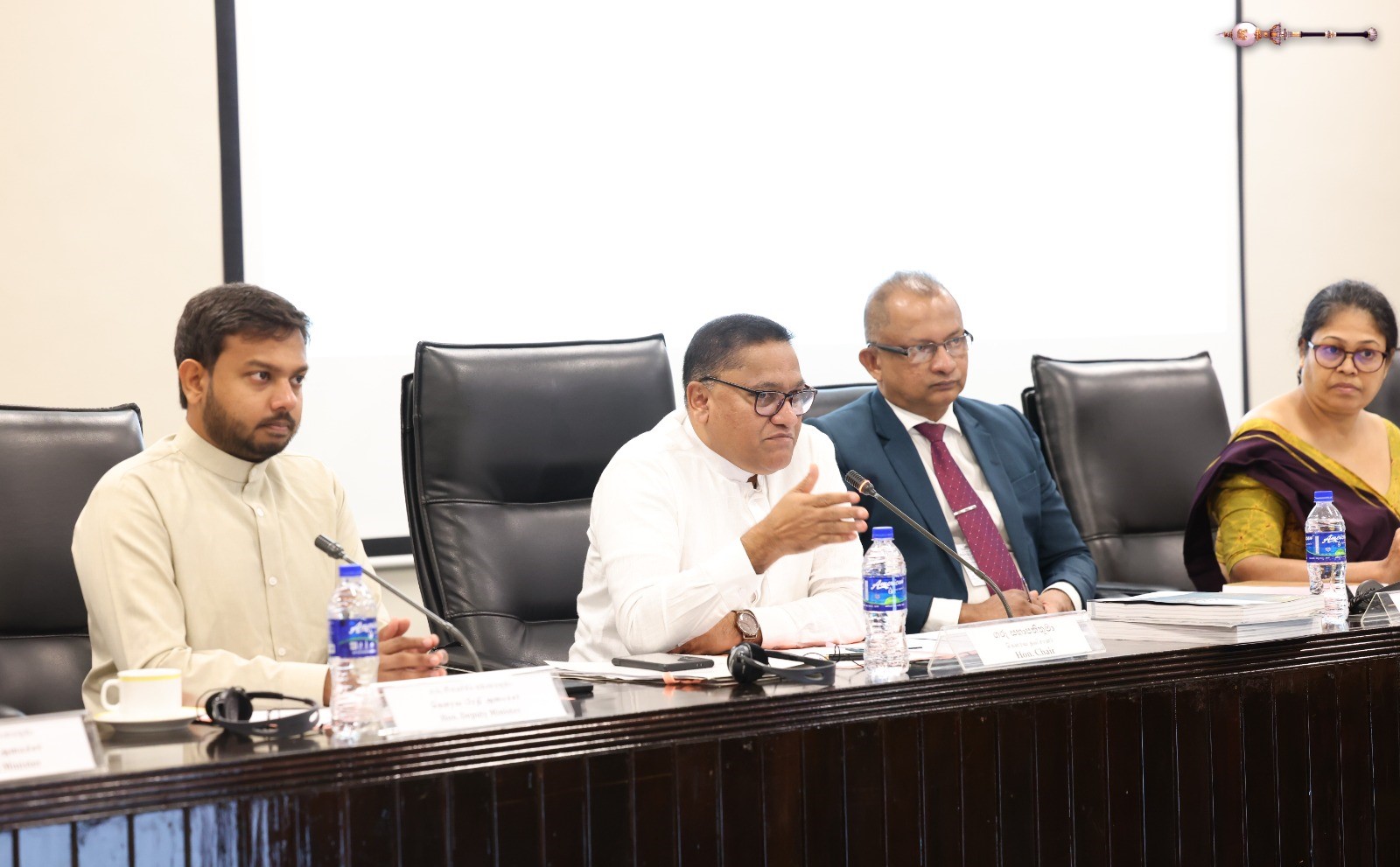 රැකියා සඳහා විදෙස්ගත වීමේදී පුද්ගලික ඒජන්සි ගැන දැනුවත් වීමට කෙටි අංකයක් රැකියා සඳහා විදෙස්ගත වීමේදී පුද්ගලික ඒජන්සි ගැන දැනුවත් වීමට කෙටි අංකයක්