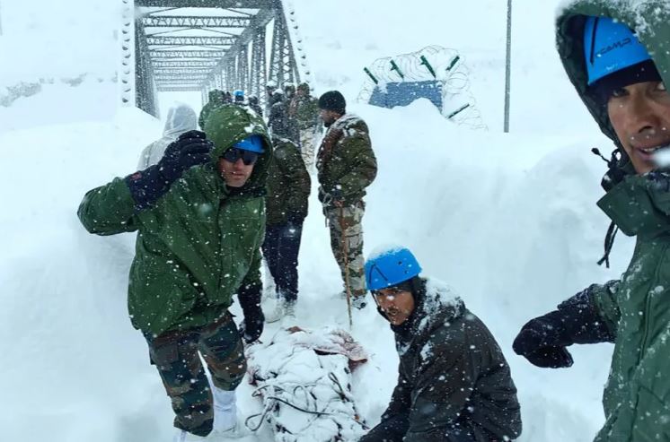 ඉන්දියාවේ හිම කඳු කඩා වැටීමෙන් සිව් දෙනෙකු මරුට