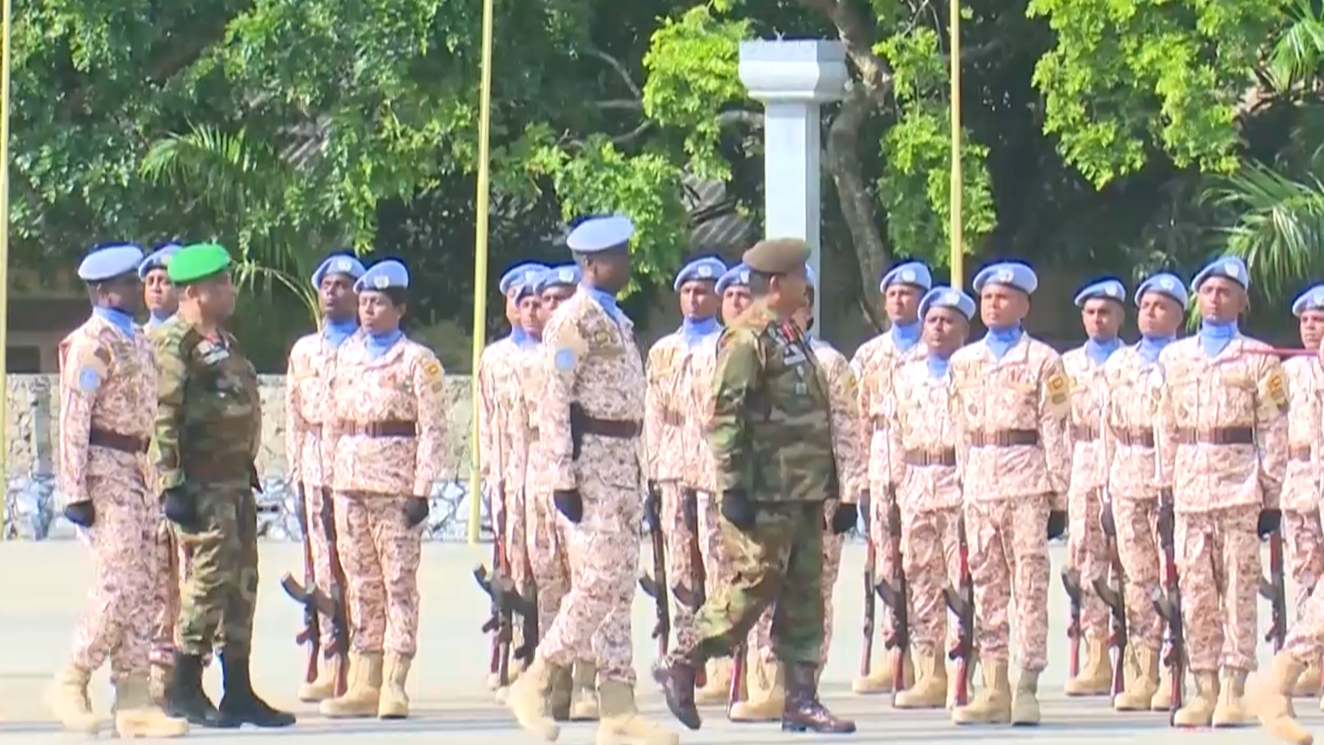 ලෙබනනයේ සාමසාධක රාජකාරිවලට යන හමුදා භට කණ්ඩායම යුද හමුදාපතිට ගෞරවාචාර පිරිනමයි ලෙබනනයේ සාමසාධක රාජකාරිවලට යන හමුදා භට කණ්ඩායම යුද හමුදාපතිට ගෞරවාචාර පිරිනමයි