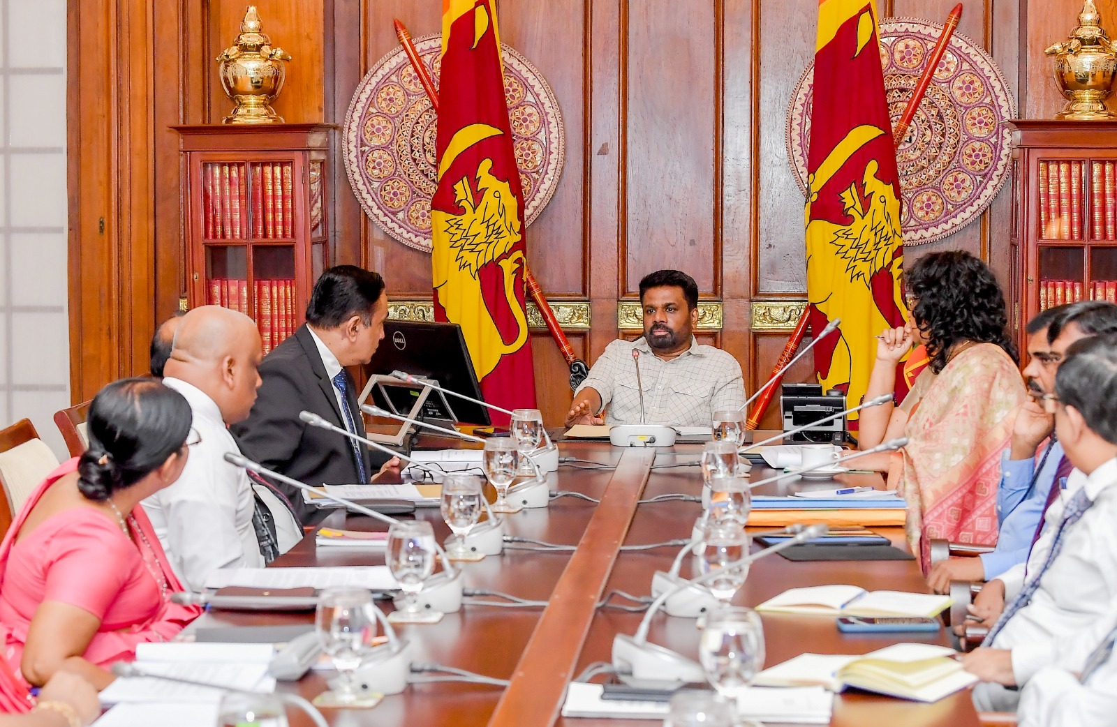 ජනපති සහ අධ්යාපන අමාත්යාංශයේ නිලධාරීන් අතර හමුවක් ජනපති සහ අධ්යාපන අමාත්යාංශයේ නිලධාරීන් අතර හමුවක්