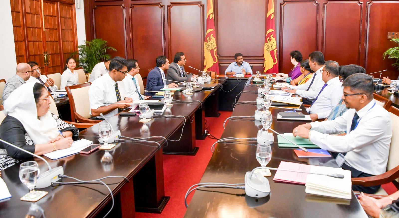 ජනපති සහ කර්මාන්ත හා ව්යවසායකත්ව සංවර්ධන අමාත්යාංශයේ නිලධාරීන් අතර හමුවක් ජනපති සහ කර්මාන්ත හා ව්යවසායකත්ව සංවර්ධන අමාත්යාංශයේ නිලධාරීන් අතර හමුවක්