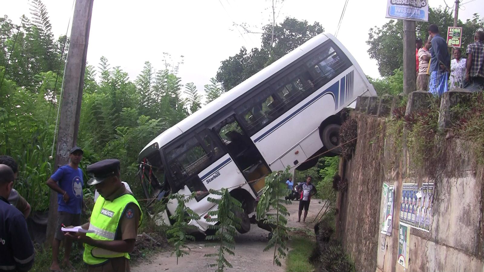 මහනුවර බස් රථ අනතුරෙන් 34 ක් රෝහලේ මහනුවර බස් රථ අනතුරෙන් 34 ක් රෝහලේ